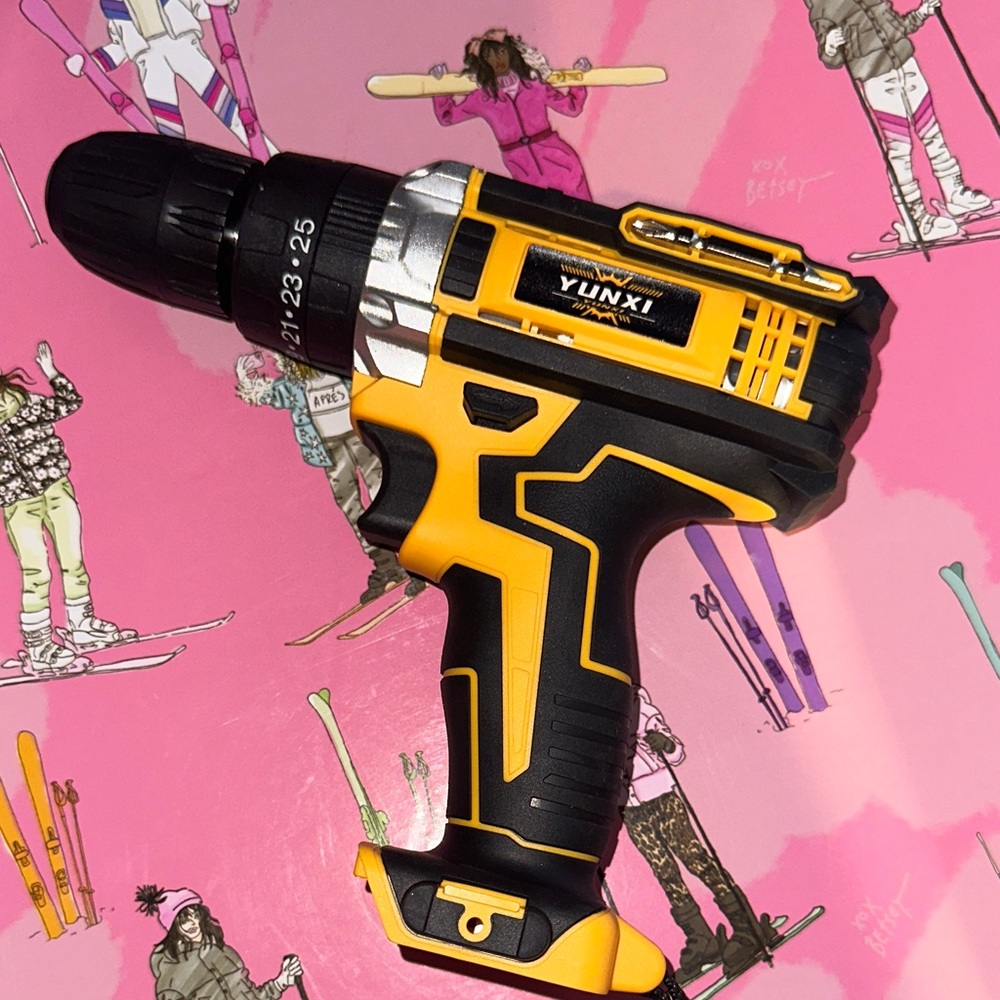 BNWT in a box Yellow & Black Cordless Drill Yunxi Brand come with everything